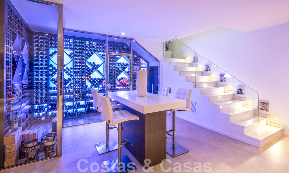 Spacieuse villa architecturale à vendre avec vue spectaculaire sur la mer dans une communauté privée de Benahavis - Marbella 52155