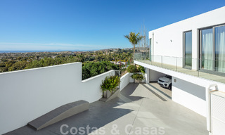 Spacieuse villa architecturale à vendre avec vue spectaculaire sur la mer dans une communauté privée de Benahavis - Marbella 52156 