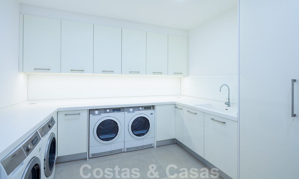 Spacieuse villa architecturale à vendre avec vue spectaculaire sur la mer dans une communauté privée de Benahavis - Marbella 52159