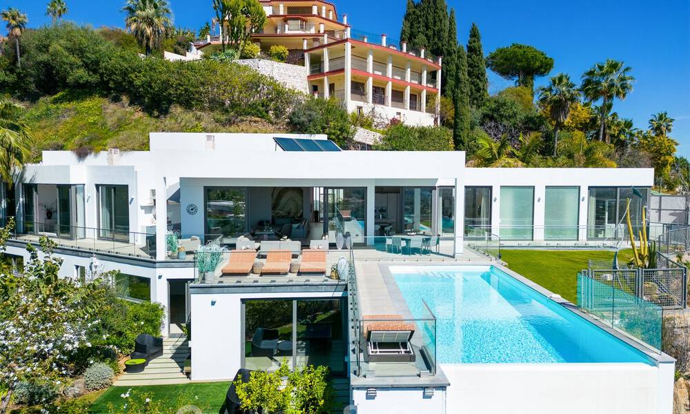 Spacieuse villa architecturale à vendre avec vue spectaculaire sur la mer dans une communauté privée de Benahavis - Marbella 52160