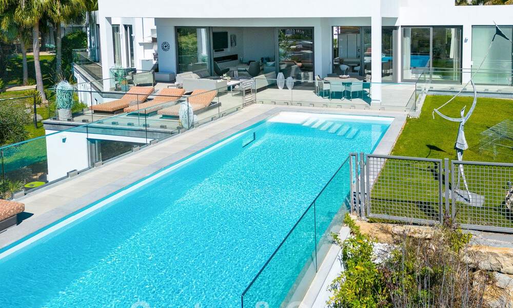 Spacieuse villa architecturale à vendre avec vue spectaculaire sur la mer dans une communauté privée de Benahavis - Marbella 52162