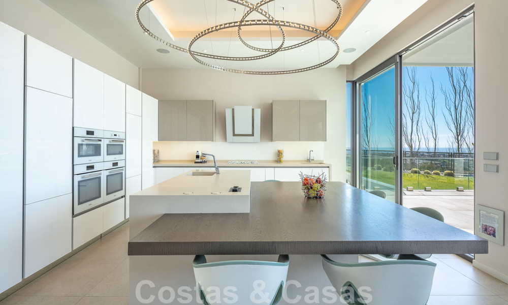 Spacieuse villa architecturale à vendre avec vue spectaculaire sur la mer dans une communauté privée de Benahavis - Marbella 52163