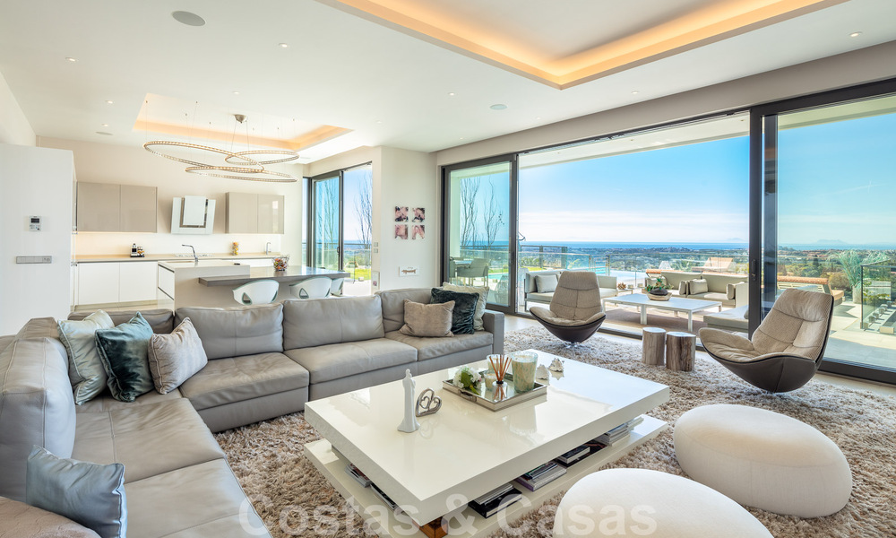 Spacieuse villa architecturale à vendre avec vue spectaculaire sur la mer dans une communauté privée de Benahavis - Marbella 52165