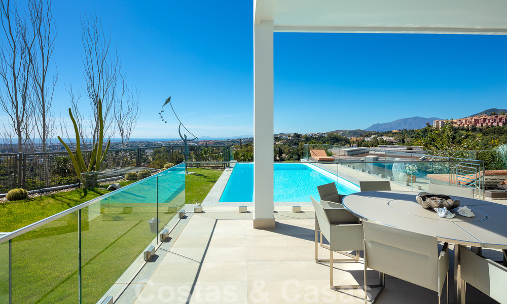 Spacieuse villa architecturale à vendre avec vue spectaculaire sur la mer dans une communauté privée de Benahavis - Marbella 52168