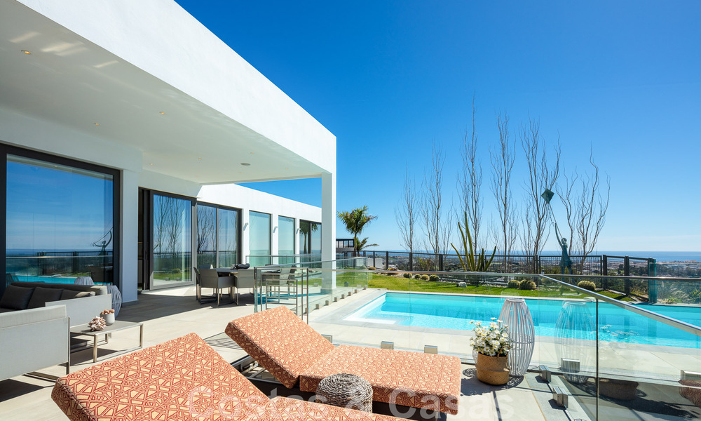 Spacieuse villa architecturale à vendre avec vue spectaculaire sur la mer dans une communauté privée de Benahavis - Marbella 52170