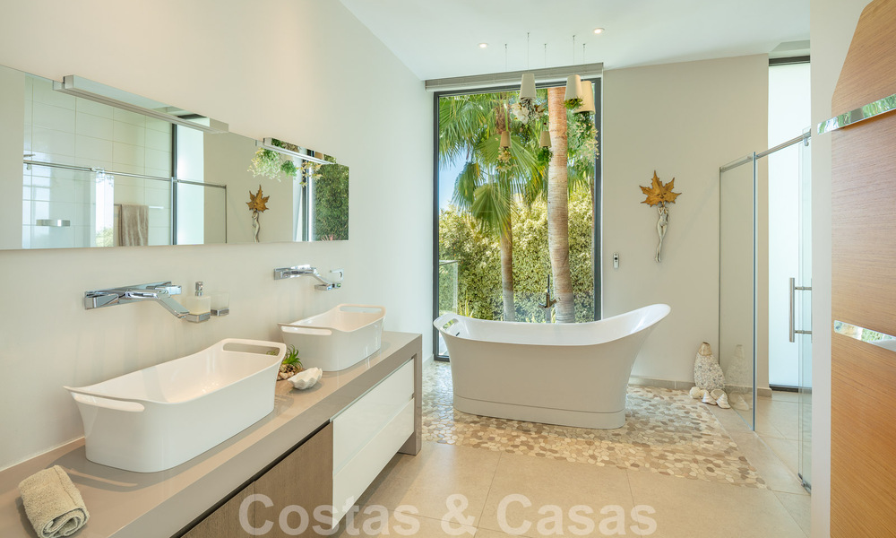 Spacieuse villa architecturale à vendre avec vue spectaculaire sur la mer dans une communauté privée de Benahavis - Marbella 52174