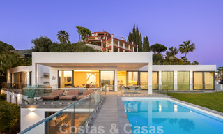 Spacieuse villa architecturale à vendre avec vue spectaculaire sur la mer dans une communauté privée de Benahavis - Marbella 52177 