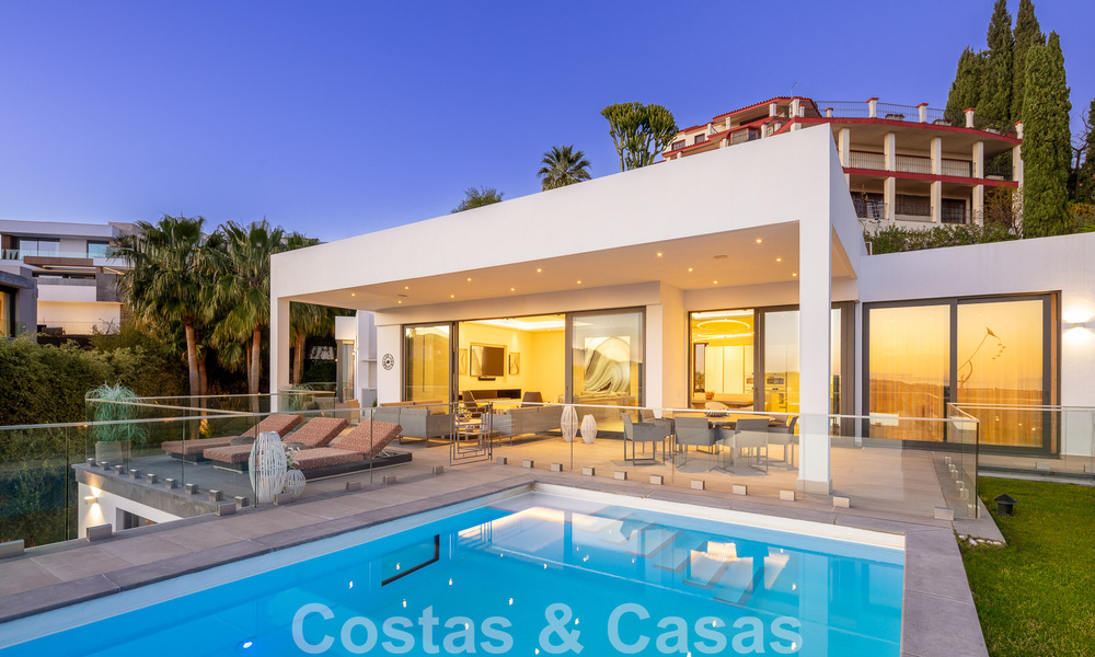 Spacieuse villa architecturale à vendre avec vue spectaculaire sur la mer dans une communauté privée de Benahavis - Marbella 52178