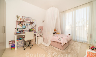 Spacieuse villa architecturale à vendre avec vue spectaculaire sur la mer dans une communauté privée de Benahavis - Marbella 52186 