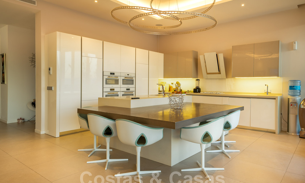 Spacieuse villa architecturale à vendre avec vue spectaculaire sur la mer dans une communauté privée de Benahavis - Marbella 52192