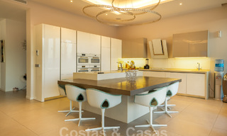 Spacieuse villa architecturale à vendre avec vue spectaculaire sur la mer dans une communauté privée de Benahavis - Marbella 52192 