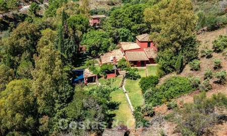 Propriété rustique traditionnelle à vendre sur un grand terrain de plus de 17 000 m² à la périphérie du village dans la zone exclusive de Benahavis 55759