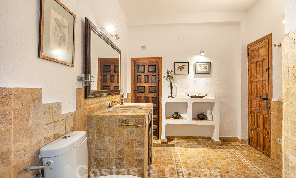 Propriété rustique traditionnelle à vendre sur un grand terrain de plus de 17 000 m² à la périphérie du village dans la zone exclusive de Benahavis 55760