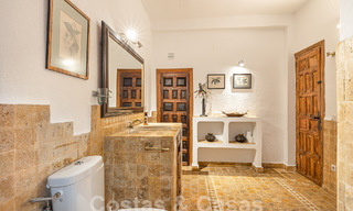 Propriété rustique traditionnelle à vendre sur un grand terrain de plus de 17 000 m² à la périphérie du village dans la zone exclusive de Benahavis 55760 