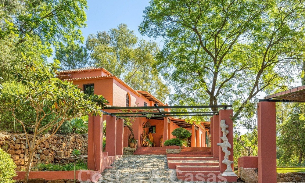 Propriété rustique traditionnelle à vendre sur un grand terrain de plus de 17 000 m² à la périphérie du village dans la zone exclusive de Benahavis 55763