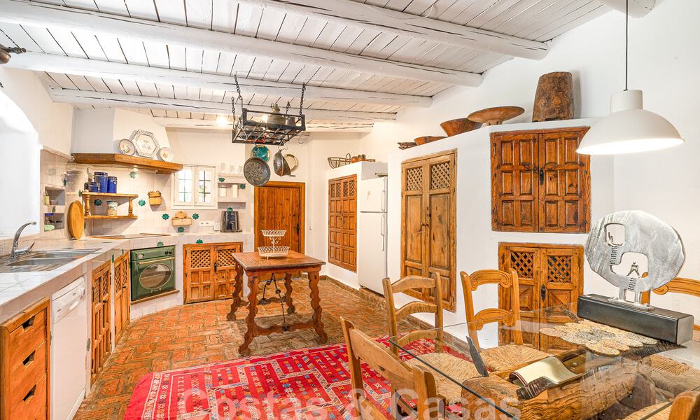 Propriété rustique traditionnelle à vendre sur un grand terrain de plus de 17 000 m² à la périphérie du village dans la zone exclusive de Benahavis 55770