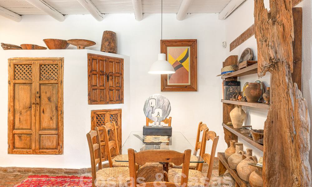 Propriété rustique traditionnelle à vendre sur un grand terrain de plus de 17 000 m² à la périphérie du village dans la zone exclusive de Benahavis 55771