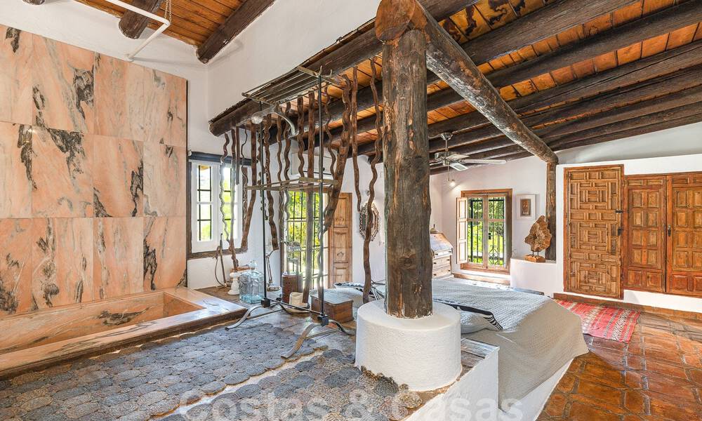 Propriété rustique traditionnelle à vendre sur un grand terrain de plus de 17 000 m² à la périphérie du village dans la zone exclusive de Benahavis 55773