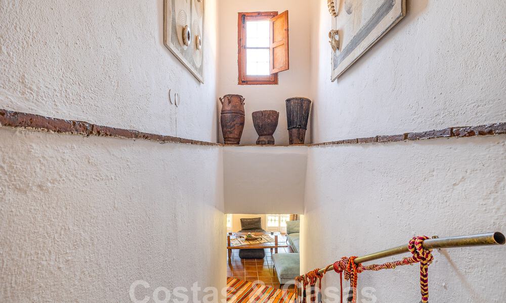 Propriété rustique traditionnelle à vendre sur un grand terrain de plus de 17 000 m² à la périphérie du village dans la zone exclusive de Benahavis 55774