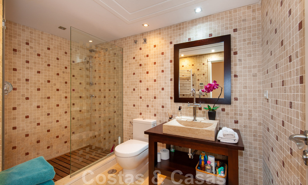 Spacieux appartement de luxe à vendre avec vue sur la mer, dans un complexe en première ligne de plage sur le nouveau Golden Mile entre Marbella et Estepona 39991