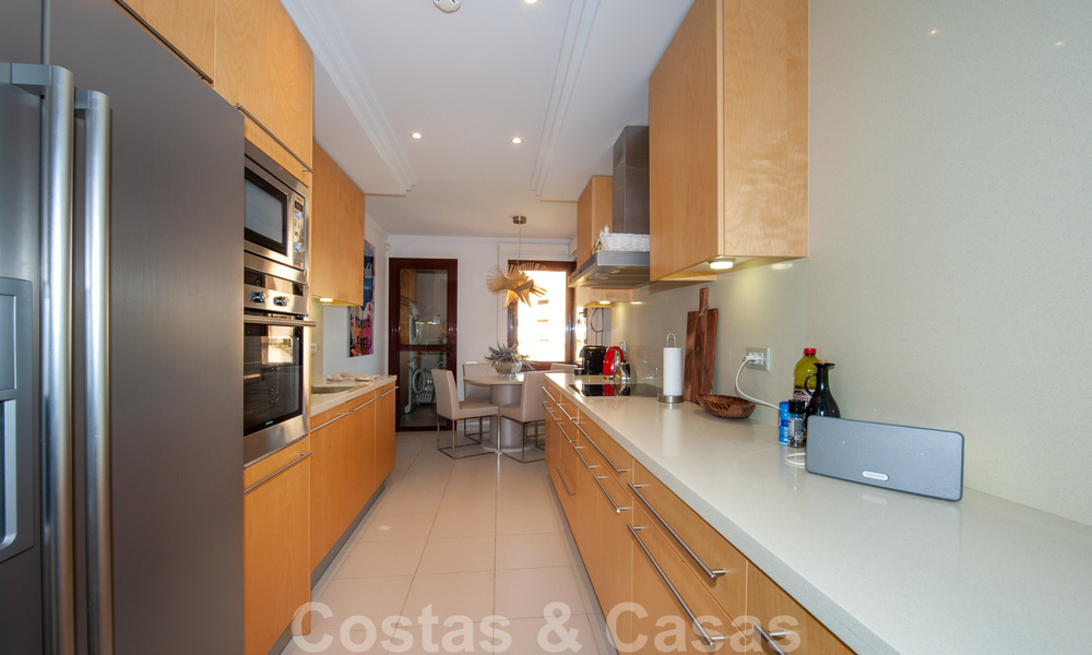 Spacieux appartement de luxe à vendre avec vue sur la mer, dans un complexe en première ligne de plage sur le nouveau Golden Mile entre Marbella et Estepona 39997