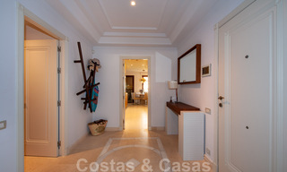 Spacieux appartement de luxe à vendre avec vue sur la mer, dans un complexe en première ligne de plage sur le nouveau Golden Mile entre Marbella et Estepona 40003 