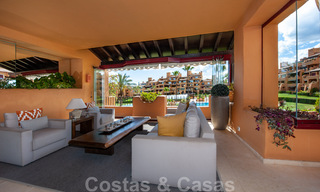 Spacieux appartement de luxe à vendre avec vue sur la mer, dans un complexe en première ligne de plage sur le nouveau Golden Mile entre Marbella et Estepona 40005 