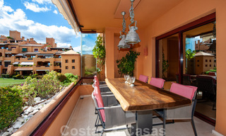 Spacieux appartement de luxe à vendre avec vue sur la mer, dans un complexe en première ligne de plage sur le nouveau Golden Mile entre Marbella et Estepona 40011 