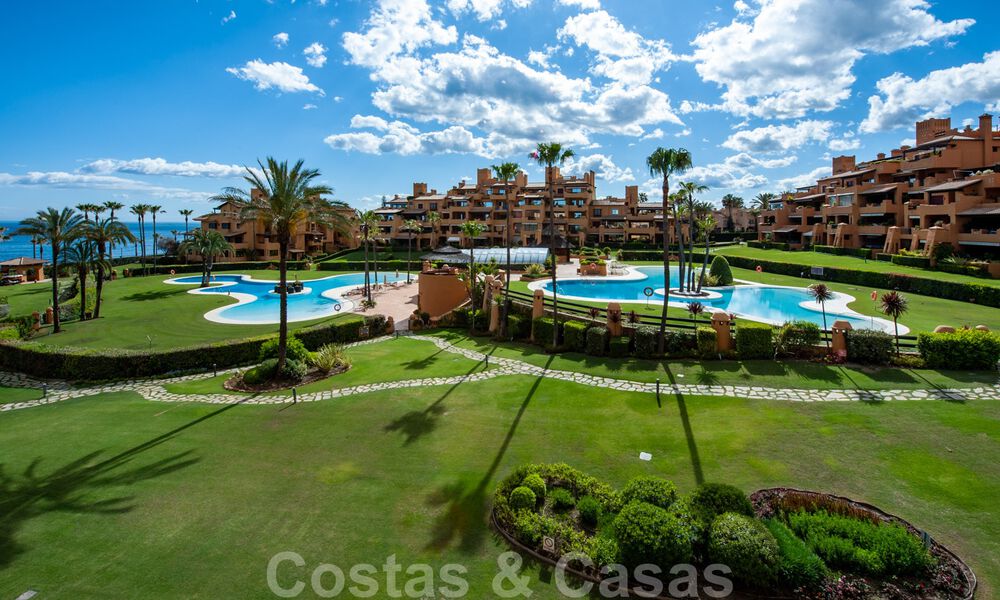 Spacieux appartement de luxe à vendre avec vue sur la mer, dans un complexe en première ligne de plage sur le nouveau Golden Mile entre Marbella et Estepona 40014