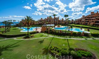 Spacieux appartement de luxe à vendre avec vue sur la mer, dans un complexe en première ligne de plage sur le nouveau Golden Mile entre Marbella et Estepona 40014 