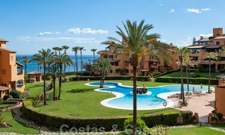 Spacieux appartement de luxe à vendre avec vue sur la mer, dans un complexe en première ligne de plage sur le nouveau Golden Mile entre Marbella et Estepona 40015 