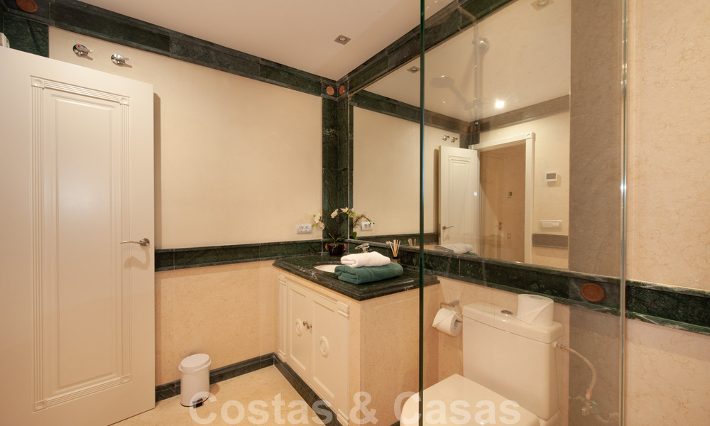 Spacieux appartement de luxe à vendre avec vue sur la mer, dans un complexe en première ligne de plage sur le nouveau Golden Mile entre Marbella et Estepona 40019