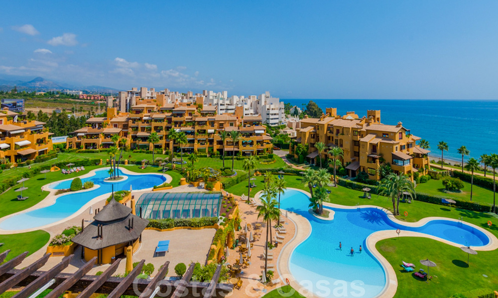 Spacieux appartement de luxe à vendre avec vue sur la mer, dans un complexe en première ligne de plage sur le nouveau Golden Mile entre Marbella et Estepona 40021