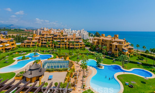 Spacieux appartement de luxe à vendre avec vue sur la mer, dans un complexe en première ligne de plage sur le nouveau Golden Mile entre Marbella et Estepona 40021 