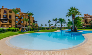 Spacieux appartement de luxe à vendre avec vue sur la mer, dans un complexe en première ligne de plage sur le nouveau Golden Mile entre Marbella et Estepona 40022 