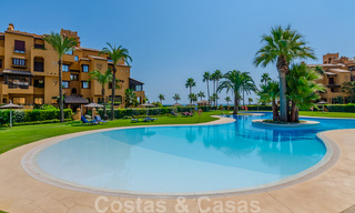 Spacieux appartement de luxe à vendre avec vue sur la mer, dans un complexe en première ligne de plage sur le nouveau Golden Mile entre Marbella et Estepona 40022 