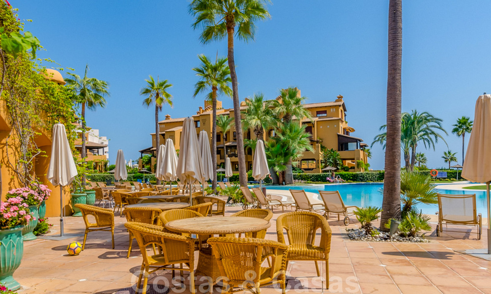 Spacieux appartement de luxe à vendre avec vue sur la mer, dans un complexe en première ligne de plage sur le nouveau Golden Mile entre Marbella et Estepona 40023