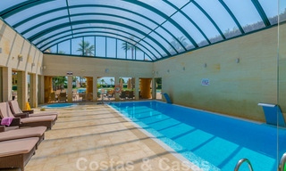 Spacieux appartement de luxe à vendre avec vue sur la mer, dans un complexe en première ligne de plage sur le nouveau Golden Mile entre Marbella et Estepona 40024 