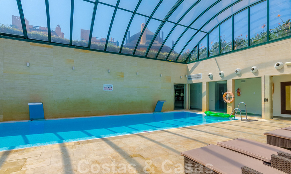 Spacieux appartement de luxe à vendre avec vue sur la mer, dans un complexe en première ligne de plage sur le nouveau Golden Mile entre Marbella et Estepona 40025