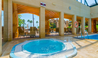 Spacieux appartement de luxe à vendre avec vue sur la mer, dans un complexe en première ligne de plage sur le nouveau Golden Mile entre Marbella et Estepona 40026 