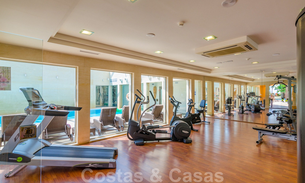 Spacieux appartement de luxe à vendre avec vue sur la mer, dans un complexe en première ligne de plage sur le nouveau Golden Mile entre Marbella et Estepona 40027