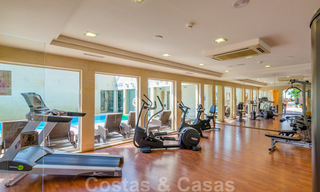 Spacieux appartement de luxe à vendre avec vue sur la mer, dans un complexe en première ligne de plage sur le nouveau Golden Mile entre Marbella et Estepona 40027 