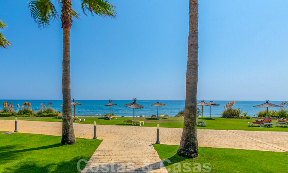Spacieux appartement de luxe à vendre avec vue sur la mer, dans un complexe en première ligne de plage sur le nouveau Golden Mile entre Marbella et Estepona 40029
