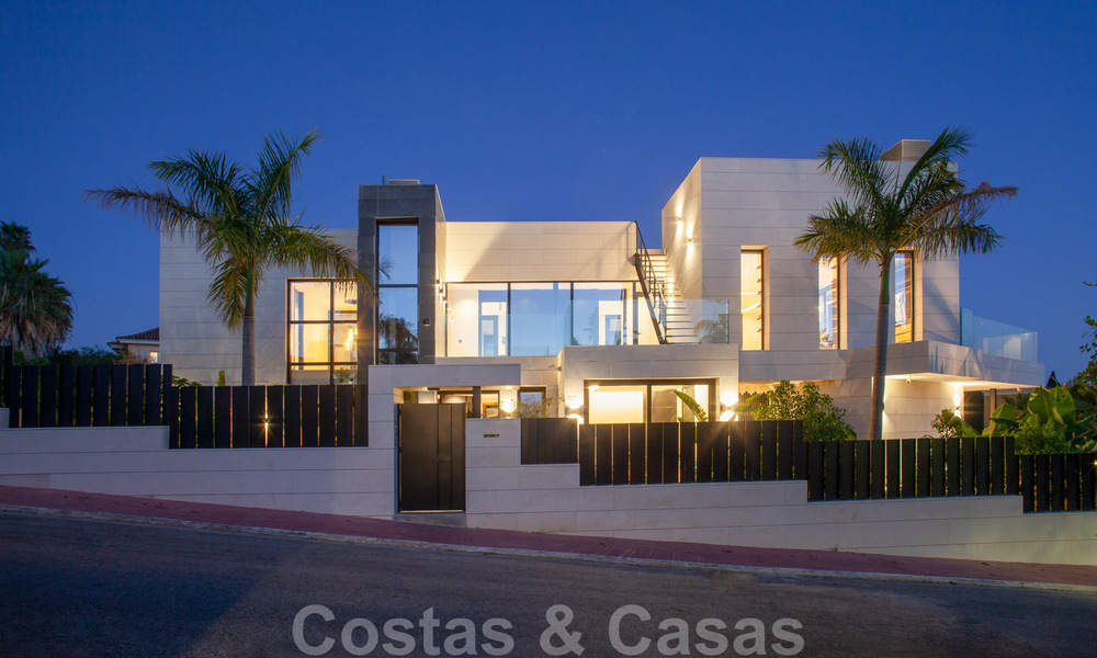 Villa spéciale et architecturale à vendre dans une communauté fermée à Nueva Andalucia, Marbella 40477