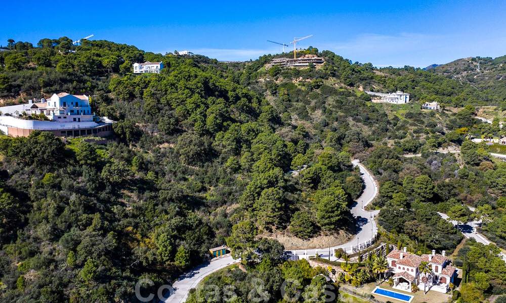 Villa contemporaine et moderne à vendre, située dans un environnement naturel, avec une vue imprenable sur la vallée et la mer, dans un complexe fermé à Benahavis - Marbella 40505