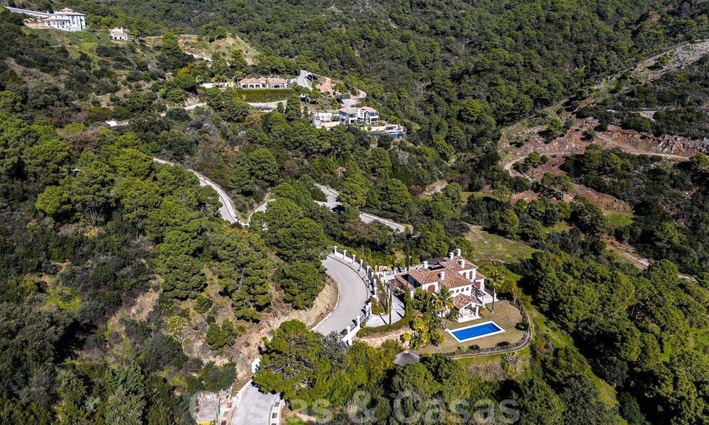 Villa contemporaine et moderne à vendre, située dans un environnement naturel, avec une vue imprenable sur la vallée et la mer, dans un complexe fermé à Benahavis - Marbella 40527