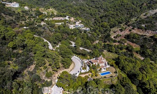 Villa contemporaine et moderne à vendre, située dans un environnement naturel, avec une vue imprenable sur la vallée et la mer, dans un complexe fermé à Benahavis - Marbella 40527 