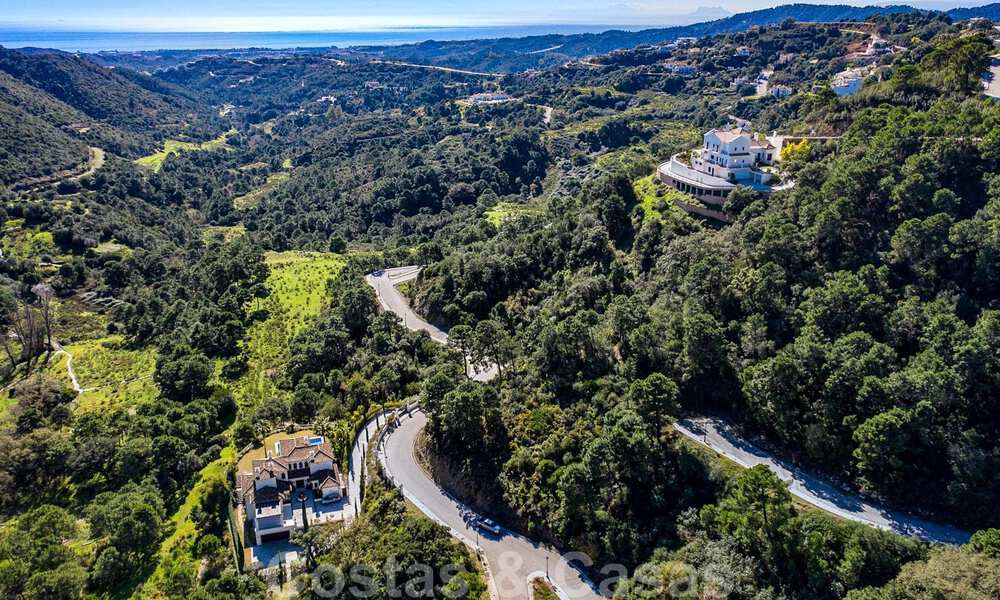 Villa contemporaine et moderne à vendre, située dans un environnement naturel, avec une vue imprenable sur la vallée et la mer, dans un complexe fermé à Benahavis - Marbella 40529