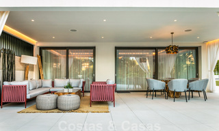 Appartement moderne en duplex à vendre avec jardin et piscine privés, à distance de marche des commodités et de la plage, dans une communauté fermée sur le Golden Mile de Marbella 40568 