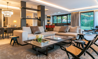 Appartement moderne en duplex à vendre avec jardin et piscine privés, à distance de marche des commodités et de la plage, dans une communauté fermée sur le Golden Mile de Marbella 40572 